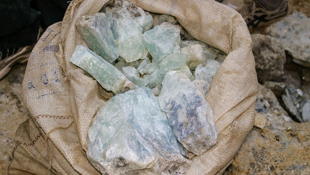 Cristalli grezzi azzurro chiaro raccolti in un sacco di tessuto