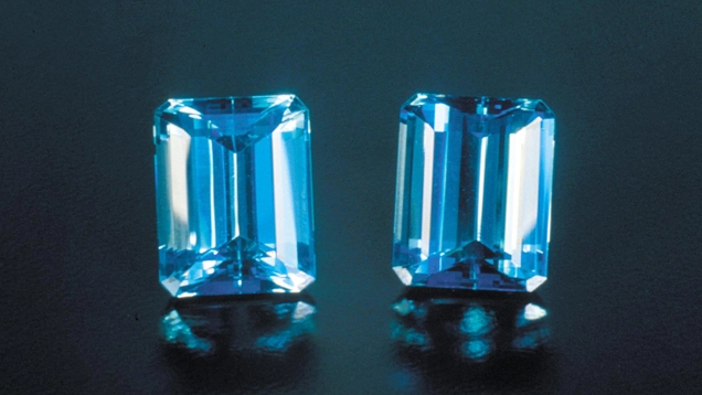 Due acquamarine azzurre con taglio rettangolare fotografate su sfondo scuro