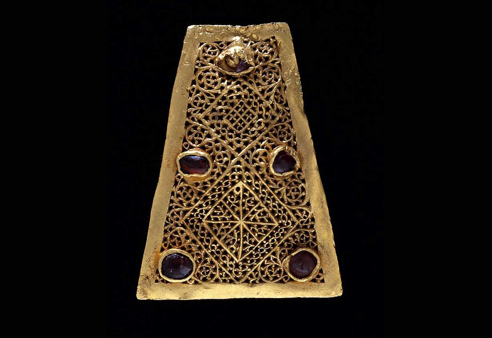 Opus interrasile, Roman goldsmithing piercing technique on gold sheet
