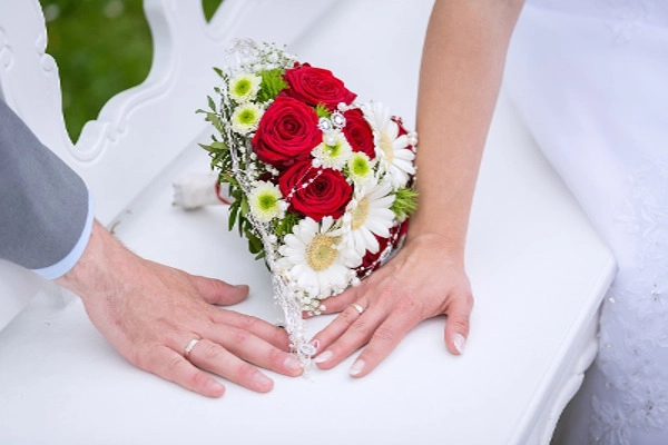 Symbolic rose ceremony for a wedding