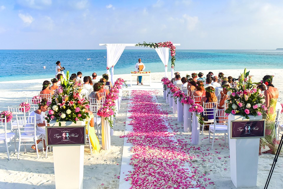 Symbolic wedding ritual with an intimate and personal atmosphere