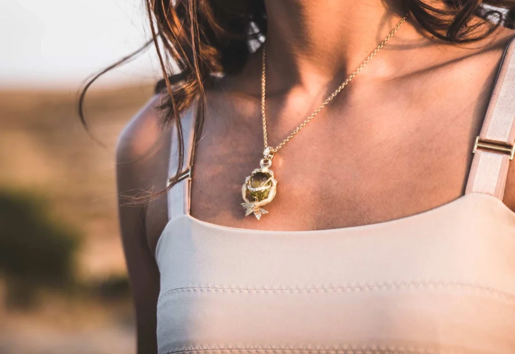 Sirene pendant necklace worn on a female décolletage