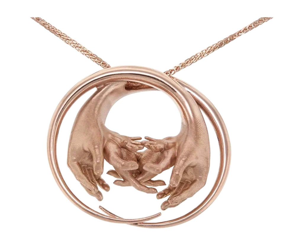 Pendente Mani in oro rosa, gioiello artigianale ispirato all'abbraccio e ai legami affettivi.