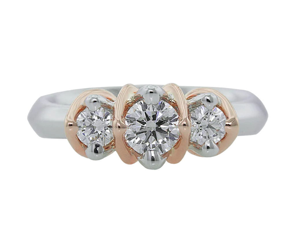 Anello personalizzato per nascita e fidanzamento in oro rosa e oro bianco con composizione centrale a tre diamanti bianchi