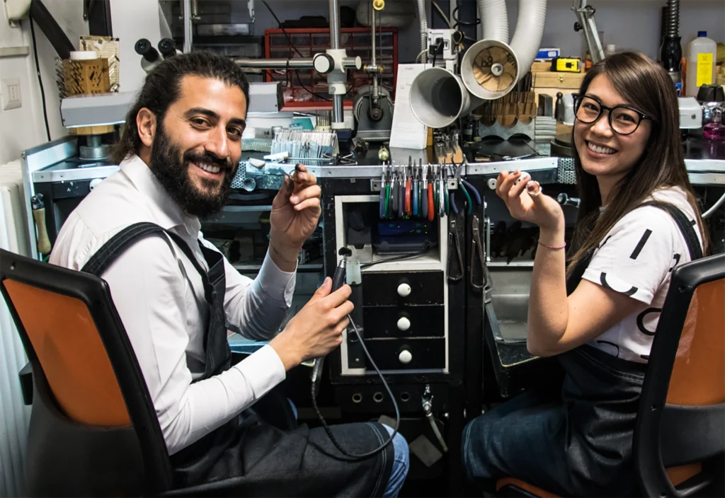Couple during the "Goldsmiths for a Day" experience in the goldsmith's workshop