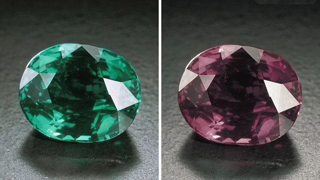 Alessandrite ovale mostrata in due tonalità, verde e rosa, per evidenziare il cambiamento di colore.