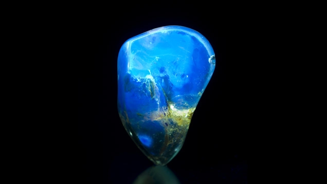 Ambra blu fluorescente su fondo nero