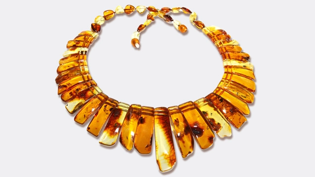 Collana in ambra con elementi laminari dorati