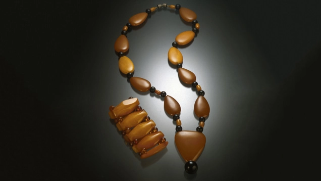 Collana in ambra con pendente e sfere ovali
