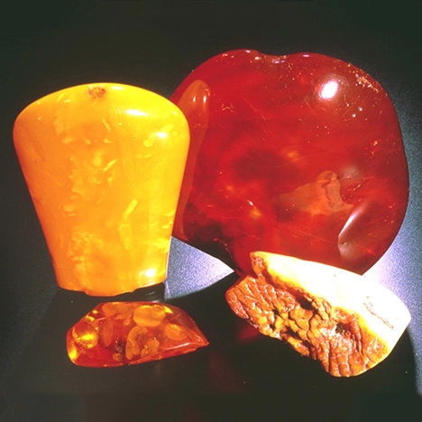 Ambra in varietà gialle, rosse e opache