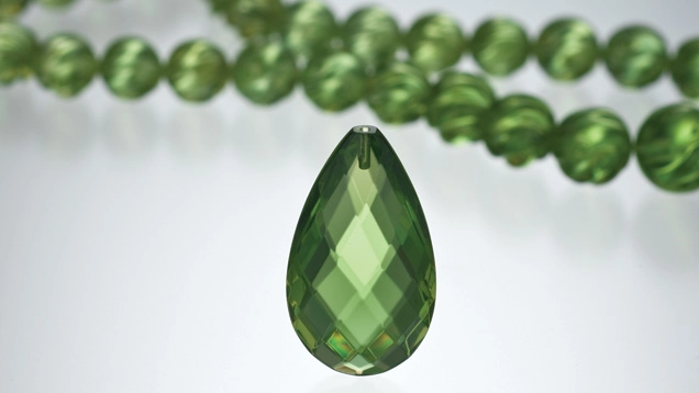 Ambra verde taglio goccia con collana