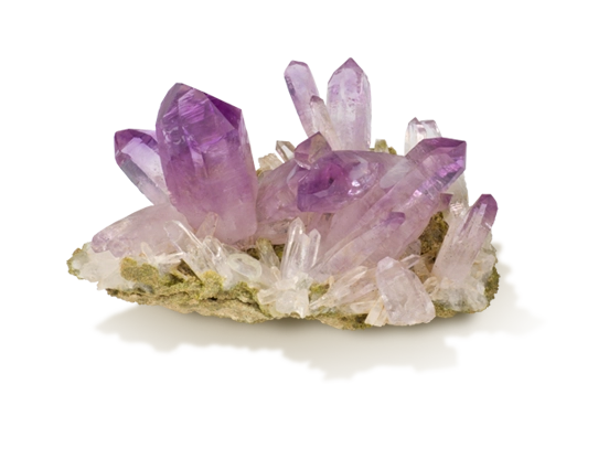 Cristallo grezzo di ametista viola su matrice minerale chiara.