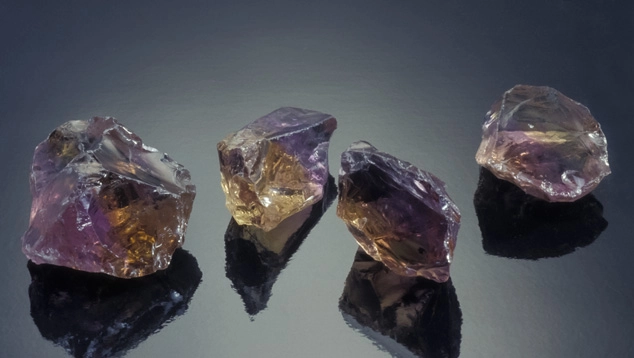 Cristalli grezzi di ametrina con tonalità viola e dorate