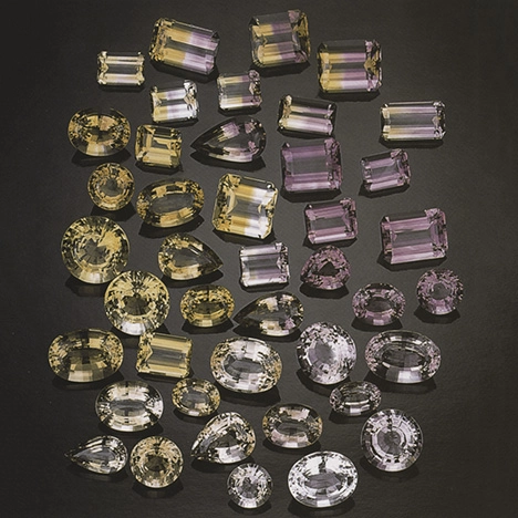 Gruppo di ametrine sfaccettate con tonalità viola e gialle