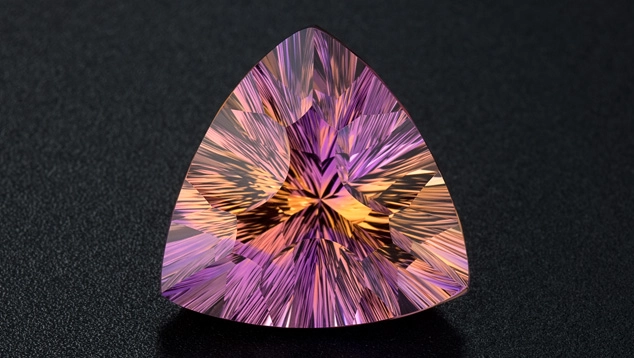 Ametrina triangolare sfaccettata con riflessi viola e dorati