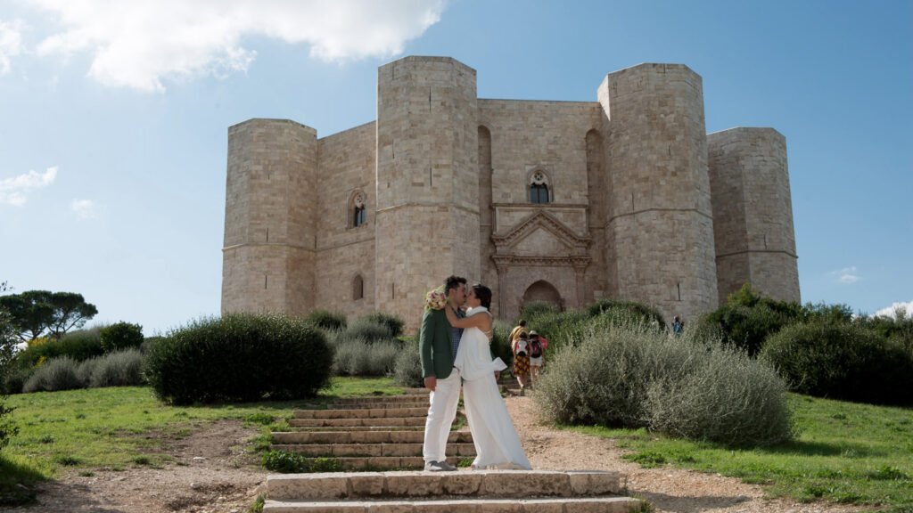 Sposi davanti a Castel del Monte tra cultura e scoperta del territorio pugliese.