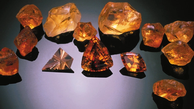 Citrino grezzo e gemme arancio sfaccettate