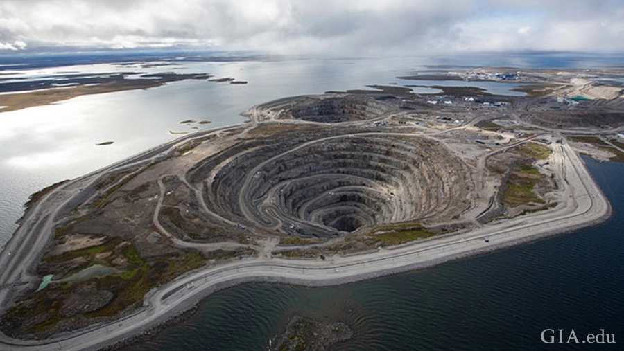 Miniera a cielo aperto collegata alla filiera del diamante
