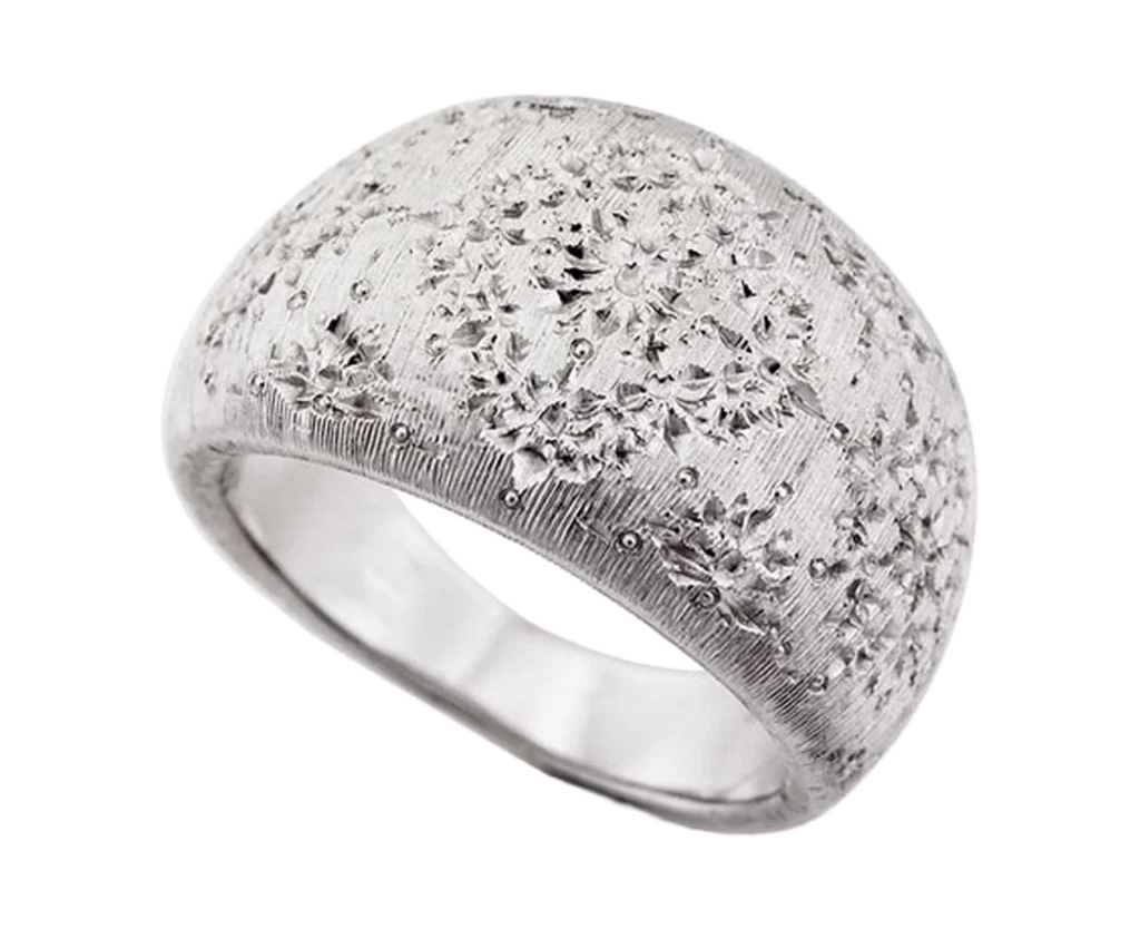 Anello artigianale Ricami in oro bianco con superficie incisa e texture decorativa realizzato da Antonio Colonna