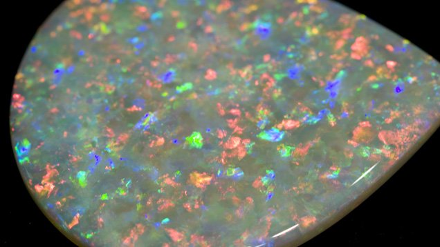Opale chiaro con colori spettrali visibili