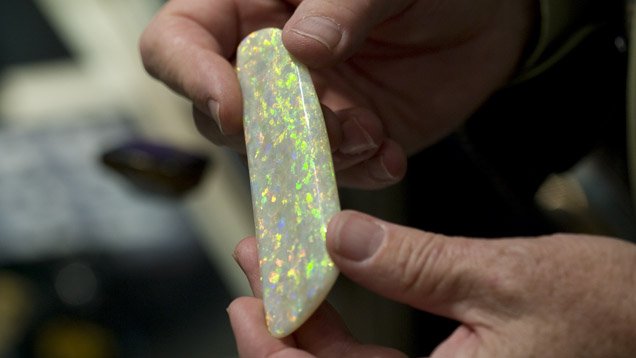 Opale chiaro con gioco di colore delicato