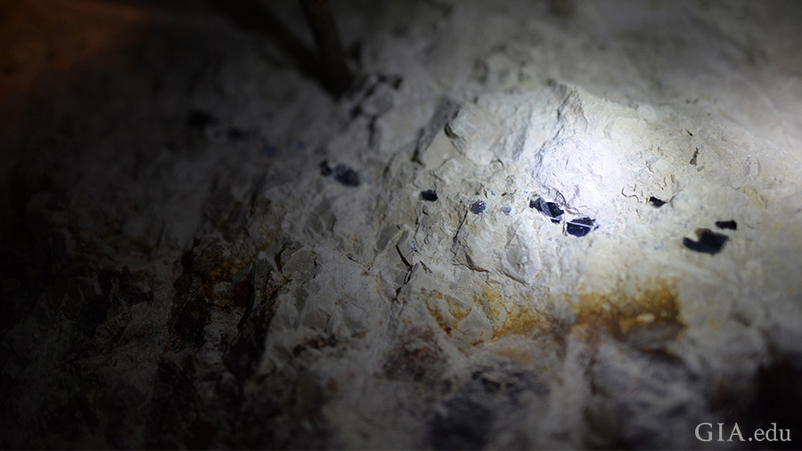 Noduli di opale nero in ambiente di miniera
