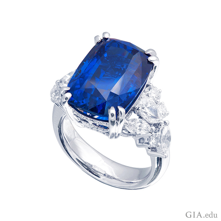 Zaffiro blu montato in anello