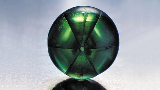 Smeraldo trapiche a cabochon con motivo radiale